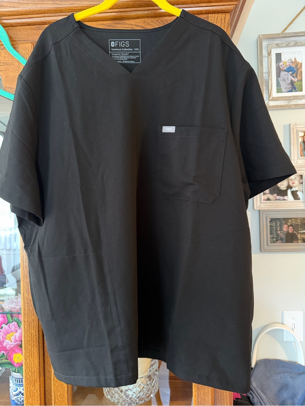 Figs Men's V-Neck Pocket Top - Black, NWOT, $28